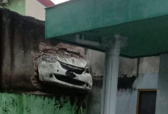 Usai Isi BBM, Mobil Sirion Warna Putih Tabrak Tembok SPBU Sukomoro Hingga Jebol