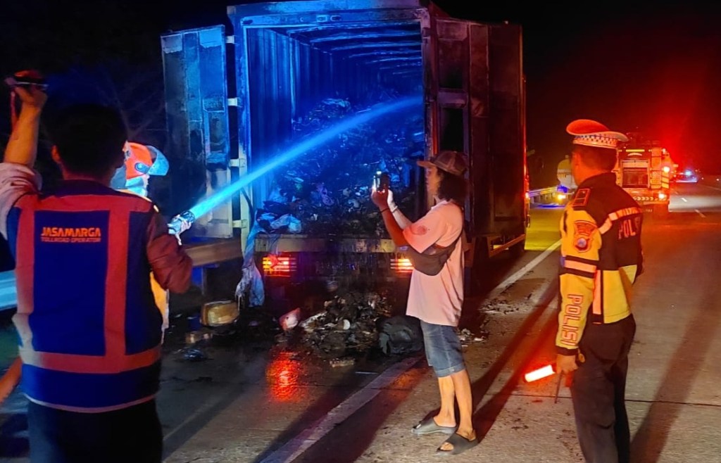 Truk Ekspedisi Terbakar di Tol Magetan, Paket Dalam Box Ludes Dilalap&nbsp;Api