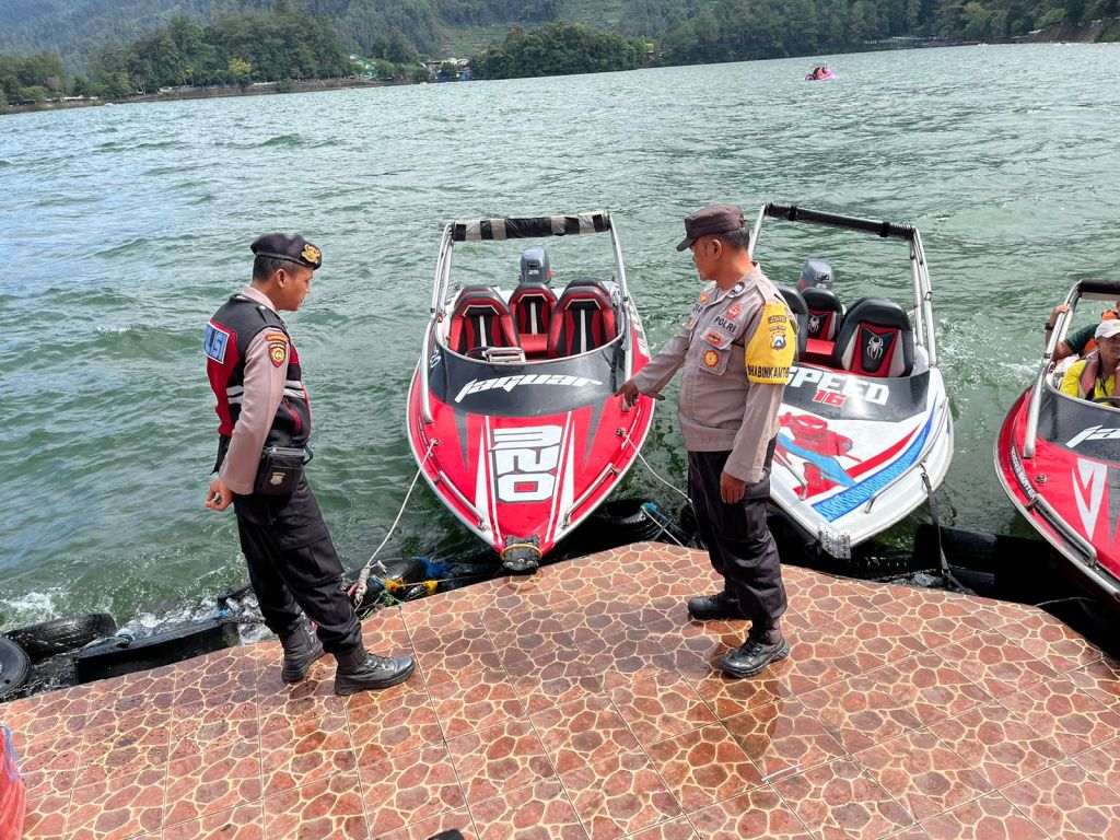 Terjadi Senggolan Speedboat, Satu Pengemudi dan Hp Wisatawan Jatuh ke Telaga&nbsp;Sarangan