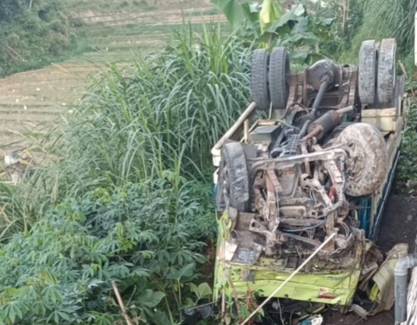 Truk Bermuatan Pasir Terjun ke Jurang di Desa Sendangagung, Sopir dan Kenek Dilarikan ke&nbsp;RSUD