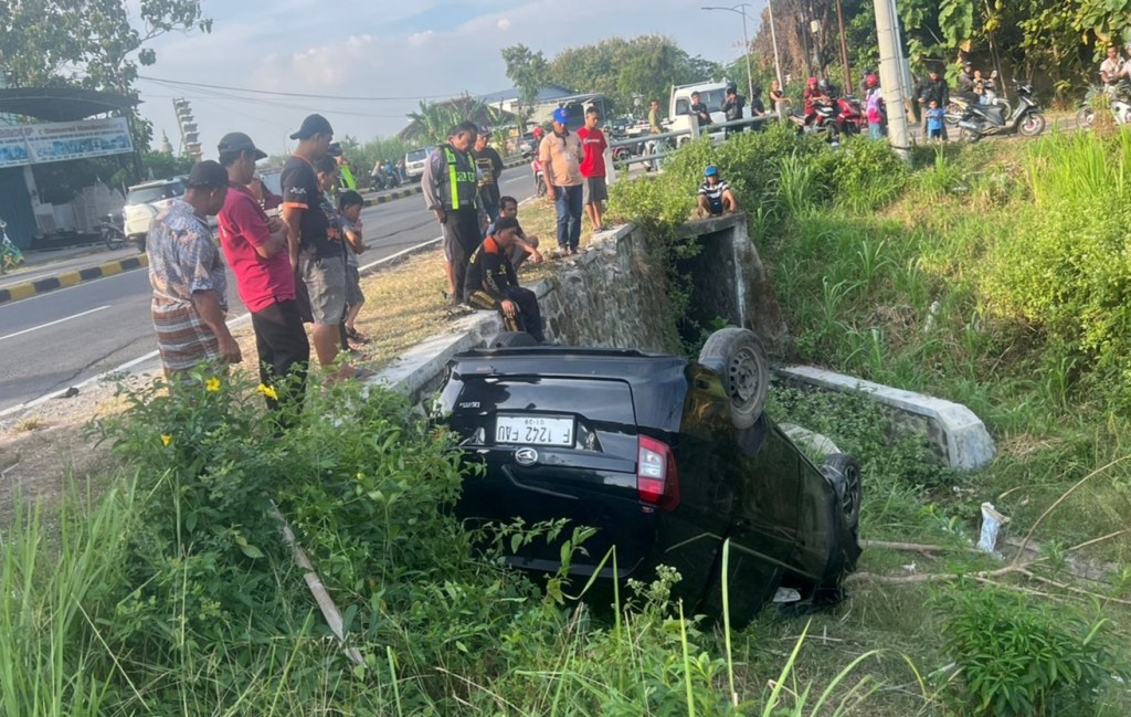 Mobil Daihatsu Sigra Rombongan Takziah Laka Tunggal di Sugihwaras Magetan, Terbalik di&nbsp;Parit