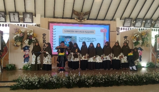 Berlangsung Meriah, TKIT Al Uswah Magetan Gelar Haflah Imtihan di Pendopo Surya&nbsp;Graha