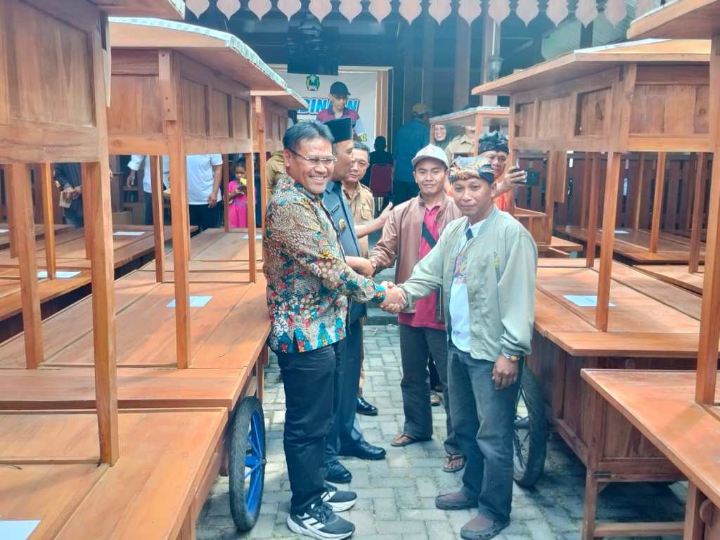 Melalui Pokir DPRD, 47 PKL di Magetan Terima Hibah Gerobak UMKM