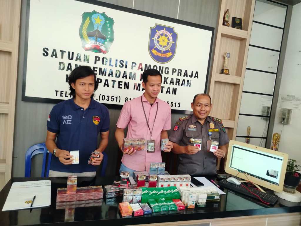Kembali Gelar Razia, Satpol PP Magetan Dapati Ratusan Bungkus Rokok Ilegal di Salah Satu Warung