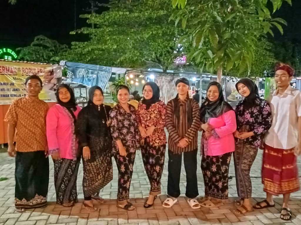 Sambut datangnya Muharam 1446 H, Para Pedagang di Taman Darmawangsa Kenakan Pakaian&nbsp;Adat