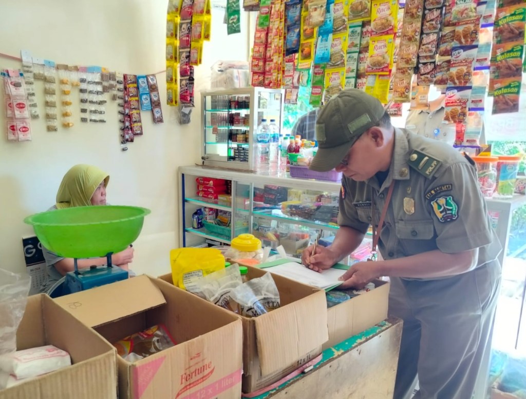 Razia Rokok Ilegal di Kecamatan Sidorejo, Satpol PP Sasar Puluhan Warung dan Toko&nbsp;Kelontong