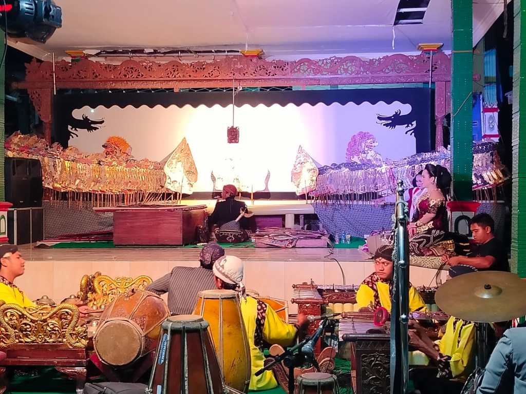 Sambut Datangnya Bulan Suro, Pemdes Durenan Gelar Wayang Kulit di Makam Eyang Ronggo&nbsp;Galih