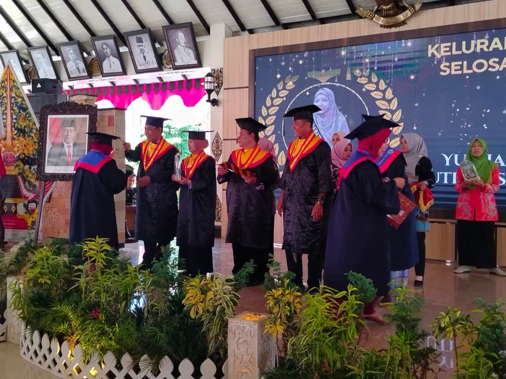 Siap Mencetak Generasi Emas, Pemkab Magetan Wisuda 220 Orang Tua Hebat